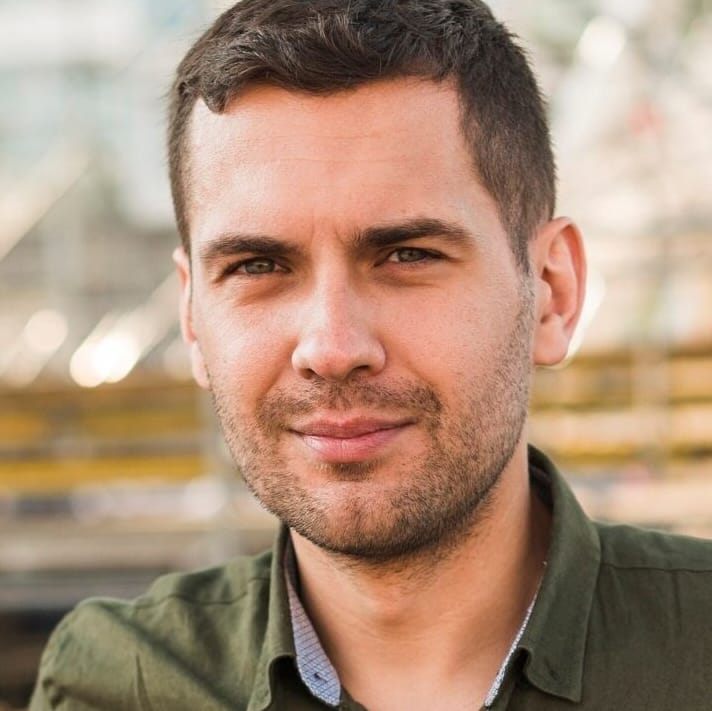 portrait-man-standing-amusement-park-looking-camera_23-2148193980-e1714068627318-1020x720 portrait man standing amusement park looking camera 23 2148193980 e1714068627318 1020x720