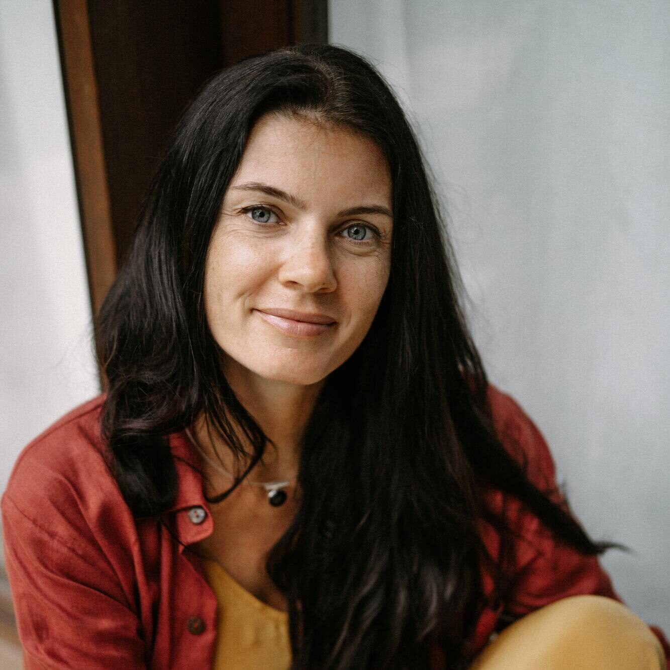 young-pregnant-woman-with-long-dark-hair-tropical-location_1321-4055